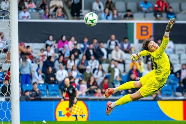 Bilder des Jahres 2024, Sport 10 Oktober Sport Themen der Woche KW40 Sport Bilder des Tages SOCCER - UEFA ECL, Basaksehir vs Rapid ISTANBUL,TURKEY,02.OCT.24 - SOCCER - UEFA Conference League, Istanbul Basaksehir FK vs SK Rapid Wien. Image shows Deniz Dilmen (Basaksehir). Keyword: goal.  GEPAxpictures xKevinxHackner