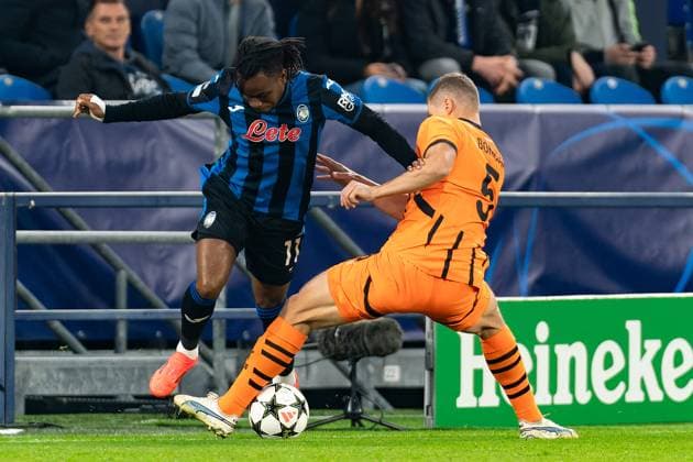 2024-10-02 FC Shakhtar Donetsk v Atalanta BC - UEFA Champions League 2024 25 League Phase MD2 GELSENKIRCHEN, GERMANY - OCTOBER 2: Ademola Lookman of Atalanta BC battles for the ball with Valeriy Bondar of FC Shakhtar Donetsk during the UEFA Champions League 2024 25 League Phase MD2 match between FC Shakhtar Donetsk and Atalanta BC at Arena AufSchalke on October 2, 2024 in Gelsenkirchen, Germany. (Photo by Joris Verwijst BSR Agency) Gelsenkirchen Germany Content not available for redistribution in The Netherlands directly or indirectly through any third parties. Copyright: xBSRxAgencyx