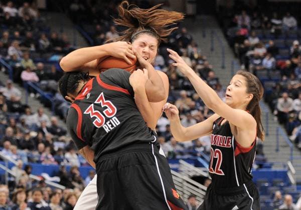 Archivbilder der Woche SPORT KW40 NCAA, College League, USA Womens Basketball 2013: Louisville vs Connecticut JAN 15 Jan. 15, 2013 - Hartford, CT, USA - Tuesday January 15, 2013: Connecticut Huskies center Stefanie Dolson (31) battles with Louisville Cardinals forward Monique Reid (33) and Louisville Cardinals guard Jude Schimmel (22) for control of the ball asduring the 1st half of the NCAA basketball game between Louisville and Connecticut at XL Center in Hartford, CT. Bill Shettle Cal Media. Hartford CT USA EDITORIAL USE ONLY Copyright: xx ZUMA-20130115_zaf_c04_092.jpg BillxShettlex csmphoto704214