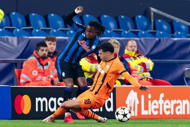 2024-10-02 FC Shakhtar Donetsk v Atalanta BC - UEFA Champions League 2024 25 League Phase MD2 GELSENKIRCHEN, GERMANY - OCTOBER 2: Ademola Lookman of Atalanta BC battles for the ball with Alaa Ghram of FC Shakhtar Donetsk during the UEFA Champions League 2024 25 League Phase MD2 match between FC Shakhtar Donetsk and Atalanta BC at Arena AufSchalke on October 2, 2024 in Gelsenkirchen, Germany. (Photo by Joris Verwijst BSR Agency) Gelsenkirchen Germany Content not available for redistribution in The Netherlands directly or indirectly through any third parties. Copyright: xBSRxAgencyx