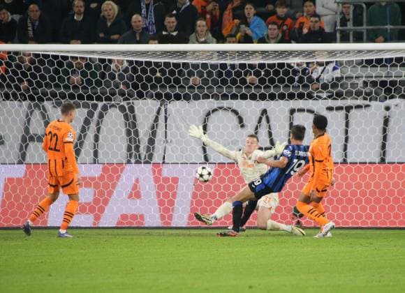 02.10.2024, xgrfx, Fussball UEFA Champions League, Schachtar Donezk - Atalanta Bergamo emspor, v.l. Tor, Berat Djimsiti (Atalanta Bergamo) (DFL DFB REGULATIONS PROHIBIT ANY USE OF PHOTOGRAPHS as IMAGE SEQUENCES and or QUASI-VIDEO) Gelsenkirchen