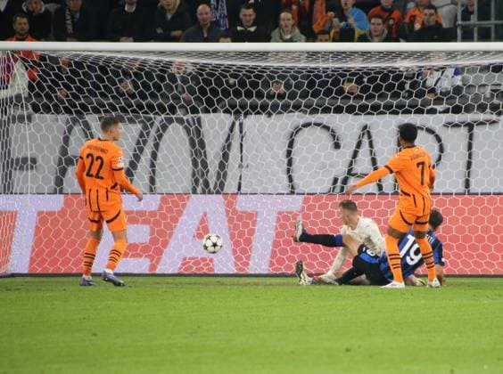 02.10.2024, xgrfx, Fussball UEFA Champions League, Schachtar Donezk - Atalanta Bergamo emspor, v.l. Tor, Berat Djimsiti (Atalanta Bergamo) (DFL DFB REGULATIONS PROHIBIT ANY USE OF PHOTOGRAPHS as IMAGE SEQUENCES and or QUASI-VIDEO) Gelsenkirchen