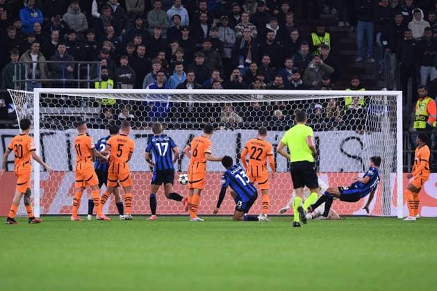 Fußball Champions League 2. Spieltag Schachtar Donezk - Atalanta Bergamo am 02.10.2024 in der Arena AufSchalke in Gelsenkirchen Tor zum 0:1 durch Berat Djimsiti ( Bergamo )