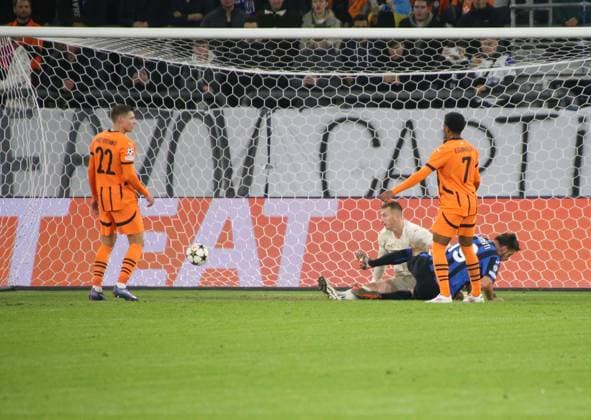 02.10.2024, xgrfx, Fussball UEFA Champions League, Schachtar Donezk - Atalanta Bergamo emspor, v.l. Tor, Berat Djimsiti (Atalanta Bergamo) (DFL DFB REGULATIONS PROHIBIT ANY USE OF PHOTOGRAPHS as IMAGE SEQUENCES and or QUASI-VIDEO) Gelsenkirchen