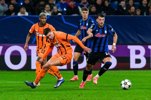 Mykola Matviyenko (Schachtar Donezk, 22) im Zweikampf mit Lazar Samardzic (Atalanta Bergamo, 24), GER, Schachtar Donezk vs. Atalanta Bergamo, Fussball, UEFA Champions League, 2. Spieltag, Spielzeit 2024 2025, 02.10.2024. GER, Schachtar Donezk vs. Atalanta Bergamo, Fussball, UEFA Champions League, 2. Spieltag, Spielzeit 2024 2025, 02.10.2024. Gelsenkirchen Copyright: xEibner-Pressefoto FlorianxWieganx EP_FWD