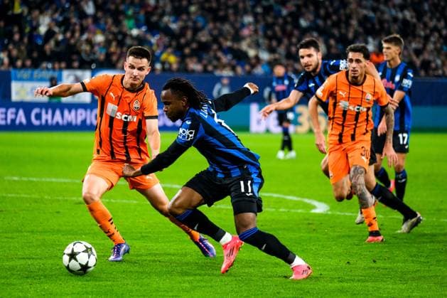 Ademola Lookman (Atalanta Bergamo, 11) im Zweikampf mit Dmytro Kryskiv (Schachtar Donezk, 08), GER, Schachtar Donezk vs. Atalanta Bergamo, Fussball, UEFA Champions League, 2. Spieltag, Spielzeit 2024 2025, 02.10.2024. GER, Schachtar Donezk vs. Atalanta Bergamo, Fussball, UEFA Champions League, 2. Spieltag, Spielzeit 2024 2025, 02.10.2024. Gelsenkirchen Copyright: xEibner-Pressefoto FlorianxWieganx EP_FWD
