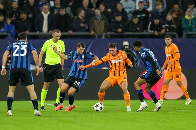 Gelsenkirchen, Deutschland, 02.10.24: Lazar Samardzic (Atalanta Bergamo), Georgiy Sudakov (FC Shakhtar Donetsk) und Ederson (Atalanta Bergamo) im Kampf um den Ball waehrend des Spiels der Champions League zwischen FC Shakhtar Donetsk vs Atalanta Bergamo in der Arena auf Schalke Gelsenkirchen Arena auf Schalke North Rhine-Westphalia Germany Copyright: xBrauer-Fotoagenturx xAdrianxSchlx
