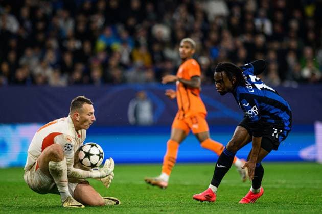 GELSENKIRCHEN, GERMANY - 2 OCTOBER, 2024: Dmytro Riznyk, Ademola Lookman, The UEFA Champions League match between FC Shakhtar Donetsk vs Atalanta BC Bergamo at Veltins Arena  Copyright: xVItaliixKliuievx