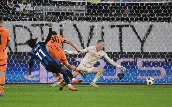 Ademola Lookman (Atalanta Bergamo), li., erzielt nach Vorarbeit von Sead Kolasinac (Atalanta Bergamo) das Tor zum 0:2 02.10.2024, Fussball UEFA Champions League 2024 25, 2. Spieltag in Gelsenkirchen, Schachtar Donezk - Atalanta Bergamo Gelsenkirchen Veltins Arena Nordrhein Westfalen Deutschland