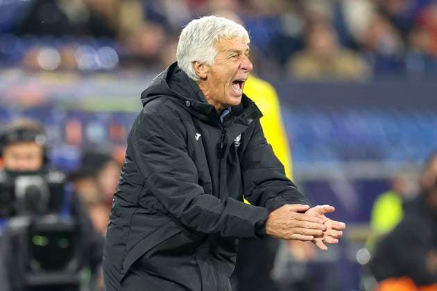 Gelsenkirchen, Deutschland, 02.10.24: Trainer Gian Piero Gasperini (Atalanta Bergamo) gestikuliert, Gestik waehrend des Spiels der Champions League zwischen FC Shakhtar Donetsk vs Atalanta Bergamo in der Arena auf Schalke Gelsenkirchen Arena auf Schalke North Rhine-Westphalia Germany Copyright: xBrauer-Fotoagenturx xAdrianxSchlx