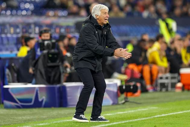 Gelsenkirchen, Deutschland, 02.10.24: Trainer Gian Piero Gasperini (Atalanta Bergamo) gestikuliert, Gestik waehrend des Spiels der Champions League zwischen FC Shakhtar Donetsk vs Atalanta Bergamo in der Arena auf Schalke Gelsenkirchen Arena auf Schalke North Rhine-Westphalia Germany Copyright: xBrauer-Fotoagenturx xAdrianxSchlx