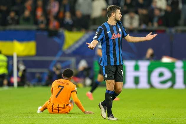 Gelsenkirchen, Deutschland, 02.10.24: Berat Dijmsiti (Atalanta Bergamo) gestikuliert, Gestik waehrend des Spiels der Champions League zwischen FC Shakhtar Donetsk vs Atalanta Bergamo in der Arena auf Schalke Gelsenkirchen Arena auf Schalke North Rhine-Westphalia Germany Copyright: xBrauer-Fotoagenturx xAdrianxSchlx
