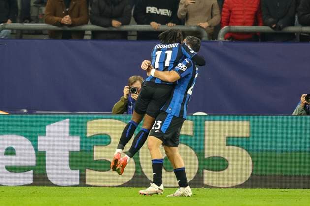 Gelsenkirchen, Deutschland, 02.10.24: Ademola Lookman (Atalanta Bergamo) Torjubel, jubelt mit seiner Mannschaft nach denm Treffer zum 0:2 waehrend des Spiels der Champions League zwischen FC Shakhtar Donetsk vs Atalanta Bergamo in der Arena auf Schalke Gelsenkirchen Arena auf Schalke North Rhine-Westphalia Germany Copyright: xBrauer-Fotoagenturx xAdrianxSchlx