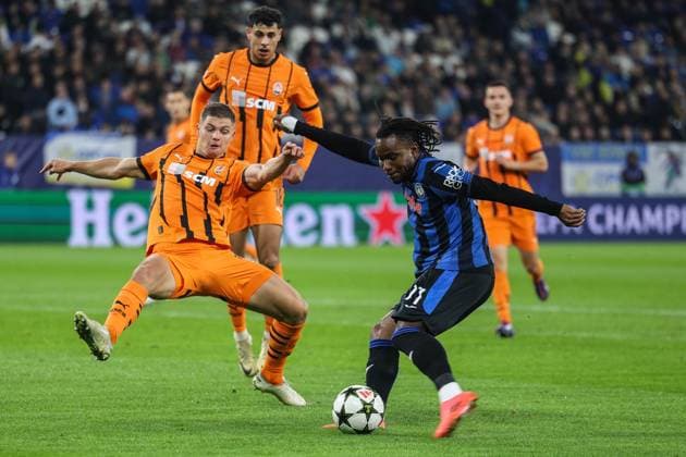 Fußball Champions League 2. Spieltag Schachtar Donezk - Atalanta Bergamo am 02.10.2024 in der Arena AufSchalke in Gelsenkirchen Valeriy Bondar ( Donezk ), links - Ademola Lookman ( Bergamo ), rechts