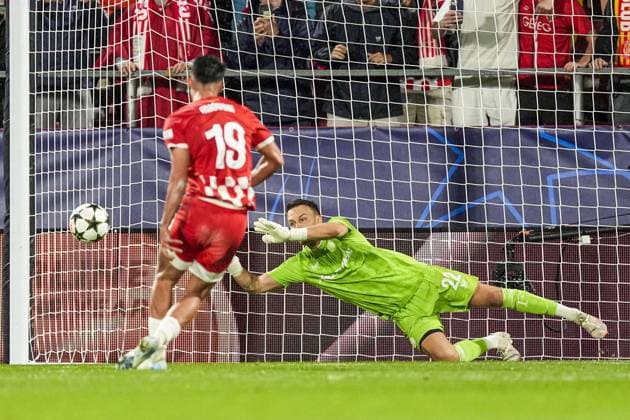 UEFA Champions League: Girona FC v Feyenoord Girona - Bojan Miovski of Girona FC, Feyenoord keeper Timon Wellenreuther during the second round of new format of the UEFA Champions League 2024 2025. The match is set between Girona FC and Feyenoord at Estadi Montilivi on 2 October 2024 in Girona, Spain. Copyright: xTomxBodex