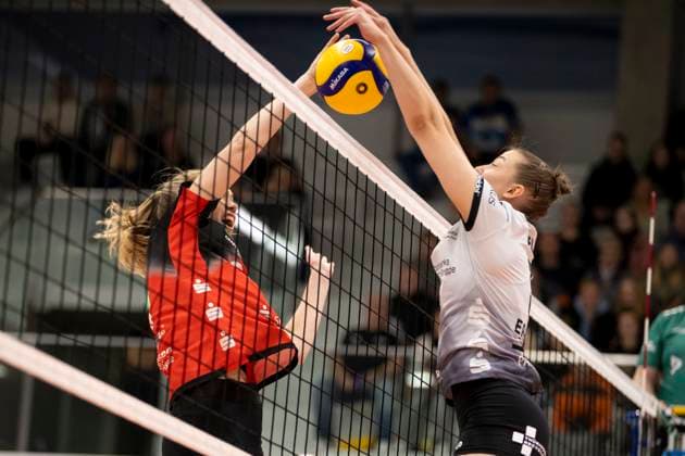 1. Volleyball Bundesliga Frauen: Schwarz-Weiss Erfurt vs. Dresdner SC; Erfurt; 02.10.2024 Emma Scarlett Clothier ( 16; Dresdner SC) gegen Isabella Noble ( 5; Schwarz-Weiss Erfurt) 1. Volleyball Bundesliga Frauen: Schwarz-Weiss Erfurt vs. Dresdner SC; Riethsporthalle Erfurt; 02.10.2024 Copyright: xBEAUTIFULxSPORTS Duehringx