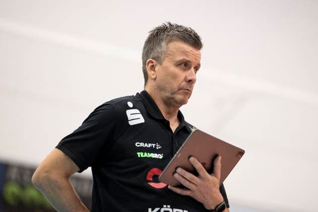 1. Volleyball Bundesliga Frauen: Schwarz-Weiss Erfurt vs. Dresdner SC; Erfurt; 02.10.2024 Alexander Waibl (Trainer; Dresdner SC) 1. Volleyball Bundesliga Frauen: Schwarz-Weiss Erfurt vs. Dresdner SC; Riethsporthalle Erfurt; 02.10.2024 Copyright: xBEAUTIFULxSPORTS Duehringx