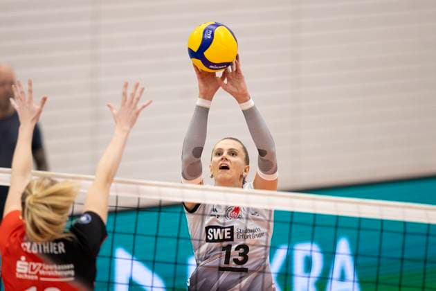 1. Volleyball Bundesliga Frauen: Schwarz-Weiss Erfurt vs. Dresdner SC; Erfurt; 02.10.2024 Lara Alyssa Darowski ( 13; Schwarz-Weiss Erfurt) gegen Emma Scarlett Clothier ( 16; Dresdner SC) und Victoria Demidova ( 6; Dresdner SC) (links, nicht im Bild) 1. Volleyball Bundesliga Frauen: Schwarz-Weiss Erfurt vs. Dresdner SC; Riethsporthalle Erfurt; 02.10.2024 Copyright: xBEAUTIFULxSPORTS Duehringx