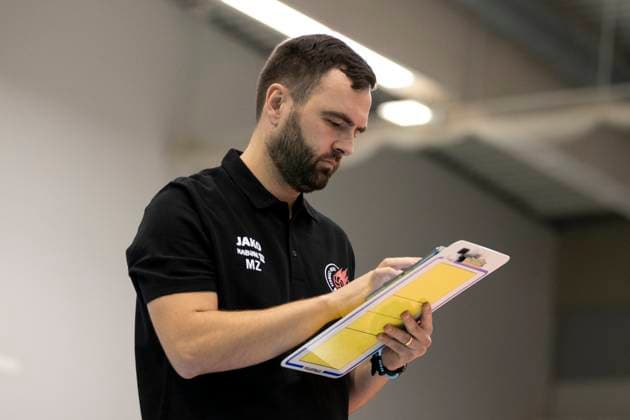 1. Volleyball Bundesliga Frauen: Schwarz-Weiss Erfurt vs. Dresdner SC; Erfurt; 02.10.2024 Mateusz Zarczynski (Trainer; Schwarz-Weiss Erfurt) 1. Volleyball Bundesliga Frauen: Schwarz-Weiss Erfurt vs. Dresdner SC; Riethsporthalle Erfurt; 02.10.2024 Copyright: xBEAUTIFULxSPORTS Duehringx