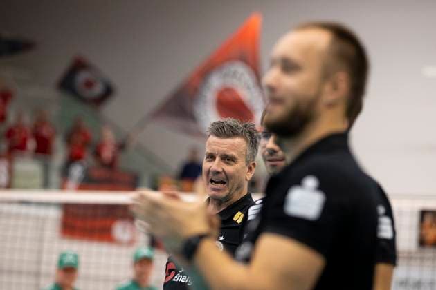 1. Volleyball Bundesliga Frauen: Schwarz-Weiss Erfurt vs. Dresdner SC; Erfurt; 02.10.2024 Alexander Waibl (Trainer; Dresdner SC) 1. Volleyball Bundesliga Frauen: Schwarz-Weiss Erfurt vs. Dresdner SC; Riethsporthalle Erfurt; 02.10.2024 Copyright: xBEAUTIFULxSPORTS Duehringx