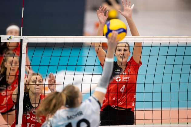1. Volleyball Bundesliga Frauen: Schwarz-Weiss Erfurt vs. Dresdner SC; Erfurt; 02.10.2024 Pia Mohr ( 10; Schwarz-Weiss Erfurt) gegen Marta Kame?lija Levinska ( 15; Dresdner SC) (links) und Nathalie Lemmens ( 4; Dresdner SC) (rechts) 1. Volleyball Bundesliga Frauen: Schwarz-Weiss Erfurt vs. Dresdner SC; Riethsporthalle Erfurt; 02.10.2024 Copyright: xBEAUTIFULxSPORTS Duehringx