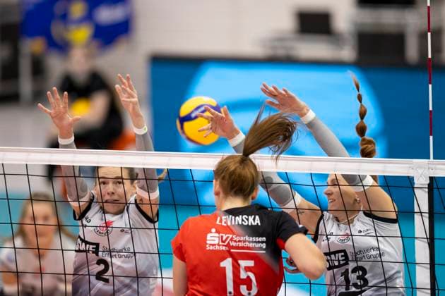 1. Volleyball Bundesliga Frauen: Schwarz-Weiss Erfurt vs. Dresdner SC; Erfurt; 02.10.2024 Marta Kame?lija Levinska ( 15; Dresdner SC) gegen Elizabeth Sandbothe ( 2; Schwarz-Weiss Erfurt) (linkis) und Lara Alyssa Darowski ( 13; Schwarz-Weiss Erfurt) (rechts) 1. Volleyball Bundesliga Frauen: Schwarz-Weiss Erfurt vs. Dresdner SC; Riethsporthalle Erfurt; 02.10.2024 Copyright: xBEAUTIFULxSPORTS Duehringx