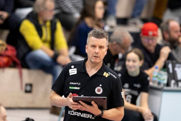 1. Volleyball Bundesliga Frauen: Schwarz-Weiss Erfurt vs. Dresdner SC; Erfurt; 02.10.2024 Alexander Waibl (Trainer; Dresdner SC) 1. Volleyball Bundesliga Frauen: Schwarz-Weiss Erfurt vs. Dresdner SC; Riethsporthalle Erfurt; 02.10.2024 Copyright: xBEAUTIFULxSPORTS Duehringx