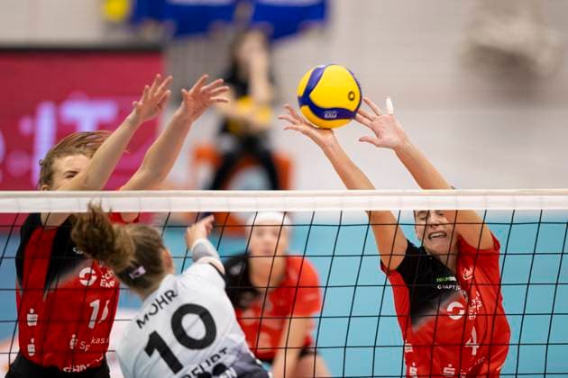 1. Volleyball Bundesliga Frauen: Schwarz-Weiss Erfurt vs. Dresdner SC; Erfurt; 02.10.2024 Pia Mohr ( 10; Schwarz-Weiss Erfurt) gegen Marta Kame?lija Levinska ( 15; Dresdner SC) (links) und Nathalie Lemmens ( 4; Dresdner SC) (rechts) 1. Volleyball Bundesliga Frauen: Schwarz-Weiss Erfurt vs. Dresdner SC; Riethsporthalle Erfurt; 02.10.2024 Copyright: xBEAUTIFULxSPORTS Duehringx