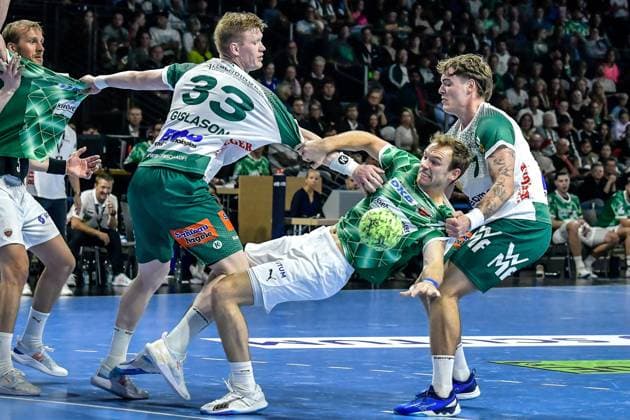 Sport Themen der Woche KW40 Sport Bilder des Tages Handball - DHB Pokal 2.Runde, Fuechse Berlin - Frisch Auf Goeppingen 02.10.2024, xdanx, Handball - DHB Pokal 2.Runde, Fuechse Berlin - Frisch Auf Goeppingen , v.l.Ymir Gislason (Frisch Auf Goeppingen,33)Mathias Gidsel (Füchse Berlin 19),Victor Kloeve (Frisch Auf Goeppingen,5)Zweikampf, Duell, Kampf, tackle Berlin Max Schmeling Halle Berlin Deutschland (DE) *** Handball DHB Pokal 2 Runde, Fuechse Berlin Frisch Auf Goeppingen 02 10 2024, xdanx, Handball DHB Pokal 2 Runde, Fuechse Berlin Frisch Auf Goeppingen , v l Ymir Gislason Frisch Auf Goeppingen,33 Mathias Gidsel Füchse Berlin 19 ,Victor Kloeve Frisch Auf Goeppingen,5 Zweikampf, Duell, Kampf, tackle Berlin Max Schmeling Halle Berlin Deutschland DE Copyright: xDanielxLakomskix
