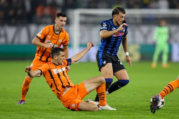 Gelsenkirchen, Deutschland, 02.10.24: Taras Stepanenko (FC Shakhtar Donetsk) und Lazar Samardzic (Atalanta Bergamo) im Kampf um den Ball waehrend des Spiels der Champions League zwischen FC Shakhtar Donetsk vs Atalanta Bergamo in der Arena auf Schalke Gelsenkirchen Arena auf Schalke North Rhine-Westphalia Germany Copyright: xBrauer-Fotoagenturx xAdrianxSchlx