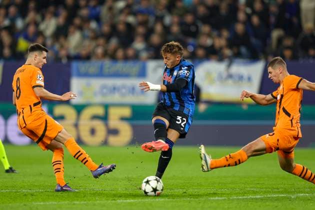 Gelsenkirchen, Deutschland, 02.10.24: Dmytro Kryskiv (FC Shakhtar Donetsk) und Mateo Retegui (Atalanta Bergamo) im Kampf um den Ball waehrend des Spiels der Champions League zwischen FC Shakhtar Donetsk vs Atalanta Bergamo in der Arena auf Schalke Gelsenkirchen Arena auf Schalke North Rhine-Westphalia Germany Copyright: xBrauer-Fotoagenturx xAdrianxSchlx
