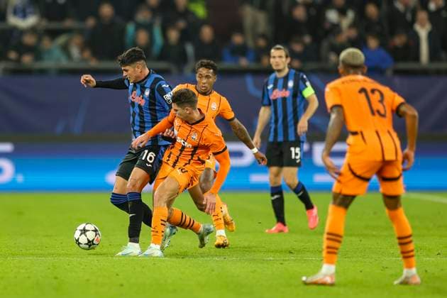 Gelsenkirchen, Deutschland, 02.10.24: Raoul Bellanova (Atalanta Bergamo) und Georgiy Sudakov (FC Shakhtar Donetsk) im Kampf um den Ball waehrend des Spiels der Champions League zwischen FC Shakhtar Donetsk vs Atalanta Bergamo in der Arena auf Schalke Gelsenkirchen Arena auf Schalke North Rhine-Westphalia Germany Copyright: xBrauer-Fotoagenturx xAdrianxSchlx