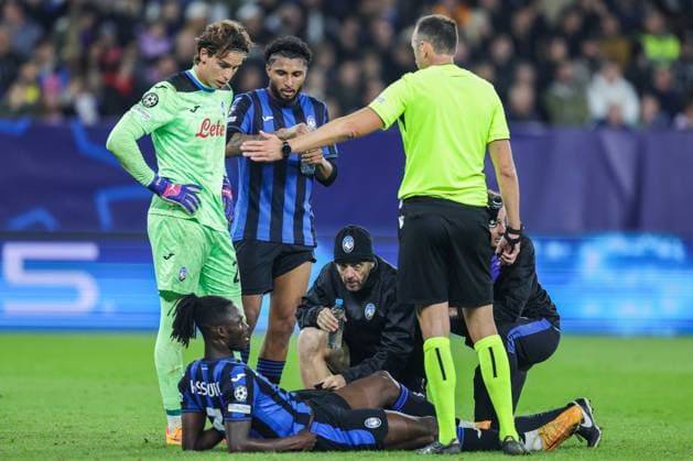 Fußball Champions League 2. Spieltag Schachtar Donezk - Atalanta Bergamo am 02.10.2024 in der Arena AufSchalke in Gelsenkirchen Odilon Kossounou ( Bergamo ) liegt verletzt am Boden und wird behandelt
