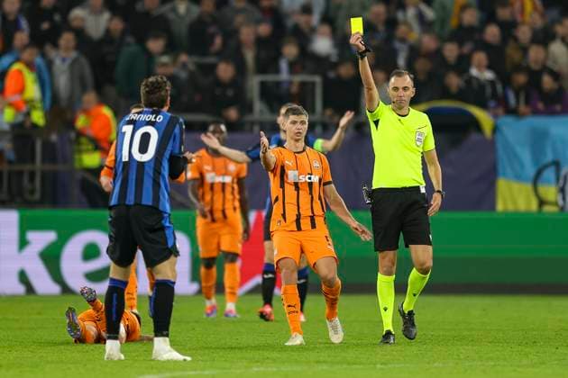 Gelsenkirchen, Deutschland, 02.10.24: Nicolo Zaniolo (Atalanta Bergamo) erhaelt die gelbe Karte von Schiedsrichter Joao Pinheiro waehrend des Spiels der Champions League zwischen FC Shakhtar Donetsk vs Atalanta Bergamo in der Arena auf Schalke Gelsenkirchen Arena auf Schalke North Rhine-Westphalia Germany Copyright: xBrauer-Fotoagenturx xAdrianxSchlx