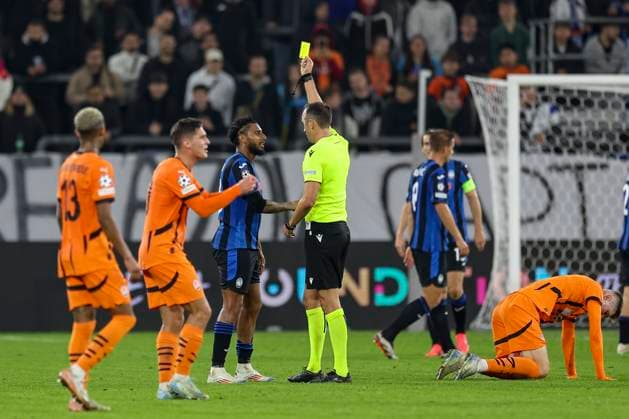 Gelsenkirchen, Deutschland, 02.10.24: Ederson (Atalanta Bergamo) erhaelt die gelbe Karte von Schiedsrichter Joao Pinheiro waehrend des Spiels der Champions League zwischen FC Shakhtar Donetsk vs Atalanta Bergamo in der Arena auf Schalke Gelsenkirchen Arena auf Schalke North Rhine-Westphalia Germany Copyright: xBrauer-Fotoagenturx xAdrianxSchlx