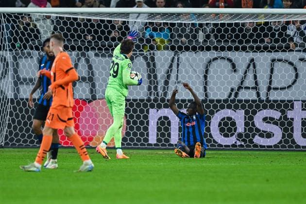 02.10.2024, Fussball, Champions League, 2. Spieltag, Saison 2024 2025, Schachtar Donezk - Atalanta Bergamo, Odilon Kossounou (Atalanta Bergamo) muss ausgewechselt werden. xRHR-FOTO TKx Copyright: RHR-FOTOx RHR-FOTO TK