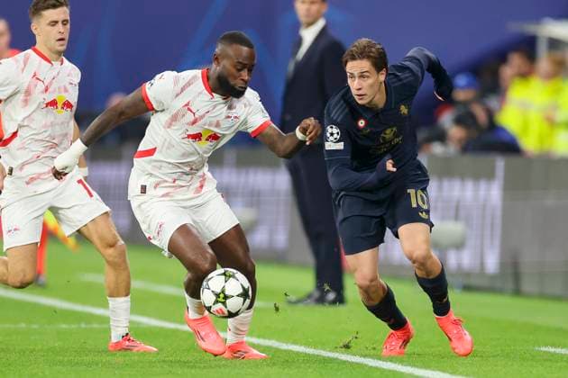 Lutsharel Geertruida (RB Leipzig) und Kenan Yildiz (Juventus FC) kaempfen um den Ball, UEFA Champions League 2024 25 League Phase MD2, RB Leipzig v Juventus, Red Bull Arena am 02. October 2024 in Leipzig, Deutschland. (Foto von Marco Steinbrenner DeFodi Images) Lutsharel Geertruida (RB Leipzig) und Kenan Yildiz (Juventus FC) battle for the ball, UEFA Champions League 2024 25 League Phase MD2, RB Leipzig v Juventus, Red Bull Arena (Leipzig), October 2, 2024 in Leipzig, Germany. (Photo by Marco Steinbrenner DeFodi Images) Defodi-700_leipzig_juve_20241002_007