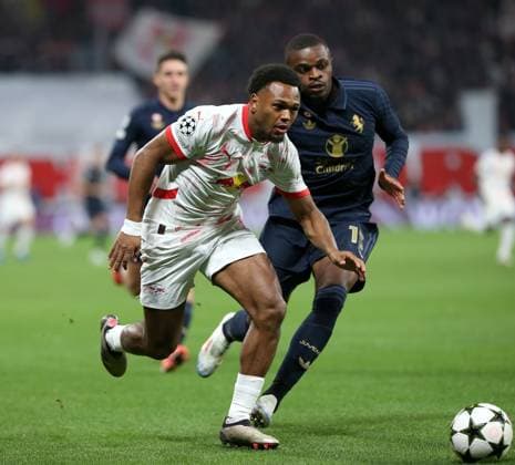 02.10.2024, Fussball UEFA Champions League 2024 2025, 2.Spieltag, RB Leipzig - Juventus Turin, in der Red Bull Arena Leipzig. (L-R) Lois Openda (RB Leipzig) gegen Pierre Kalulu (Juventus Turin)