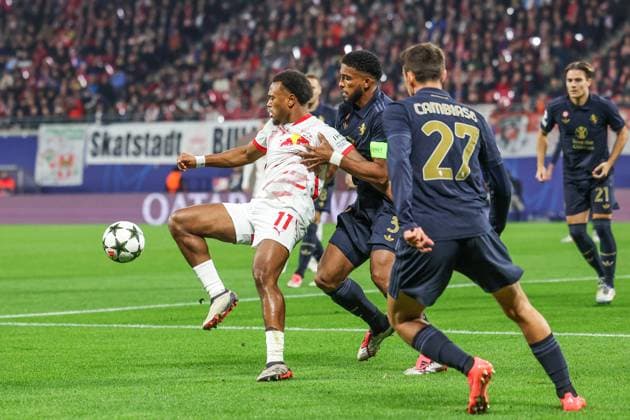 02.10.2024, Fussball, Saison 2024 2025, Champions League, 2. Spieltag, RB Leipzig - Juventus Turin, v. l. Lois Openda (RB Leipzig), Bremer (Juventus Turin) Leipzig RB Arena Sachsen Deutschland xRHR-FOTO TRx Copyright: TimxRehbein RHR-FOTOx RHR-FOTO TR