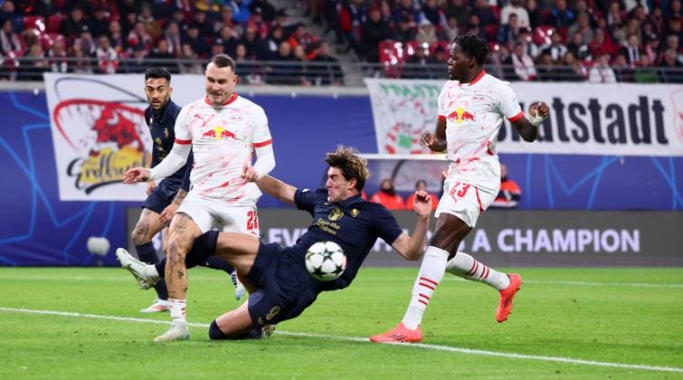 RB Leipzig - Juventus Turin Champions League Leipzig, 02.10.2024, Red Bull Arena, Fußball, UEFA Champions League, 2. Spieltag , RB Leipzig vs. Juventus Turin , Im Bild von links: David Raum (22, RB Leipzig), Dusan Vlahovic (9, JUVE), Castello Lukeba (23, RB Leipzig). , Nur zur redaktionellen Nutzung. Only editorial use. , UEFA regulations prohibit any use of photographs as image sequences and or quasi-video. ,