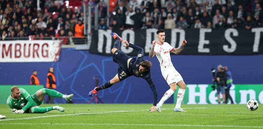 02.10.2024, Fussball UEFA Champions League 2024 2025, 2.Spieltag, RB Leipzig - Juventus Turin, in der Red Bull Arena Leipzig. (L-R) Torwart Michele Di Gregorio (Juventus Turin) und Nicolo Savona (Juventus Turin) gegen Benjamin Sesko (RB Leipzig)