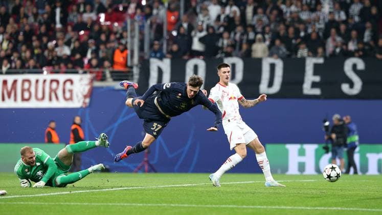 02.10.2024, Fussball UEFA Champions League 2024 2025, 2.Spieltag, RB Leipzig - Juventus Turin, in der Red Bull Arena Leipzig. (L-R) Torwart Michele Di Gregorio (Juventus Turin) und Nicolo Savona (Juventus Turin) gegen Benjamin Sesko (RB Leipzig)