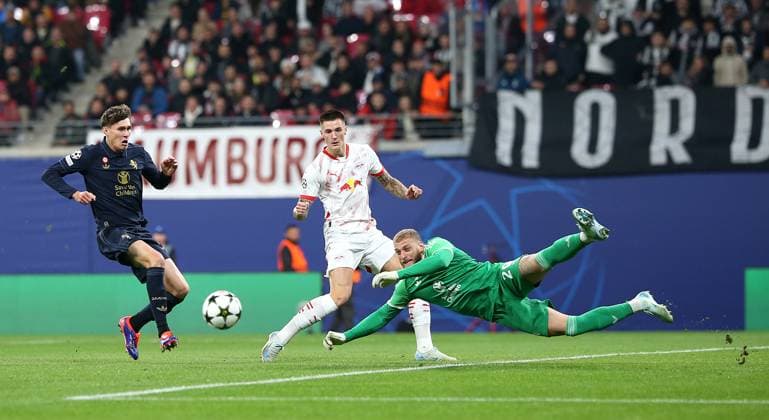 02.10.2024, Fussball UEFA Champions League 2024 2025, 2.Spieltag, RB Leipzig - Juventus Turin, in der Red Bull Arena Leipzig. Nicolo Savona (li., Juventus Turin) und Torwart Michele Di Gregorio (re., Juventus Turin) gegen Benjamin Sesko (RB Leipzig)