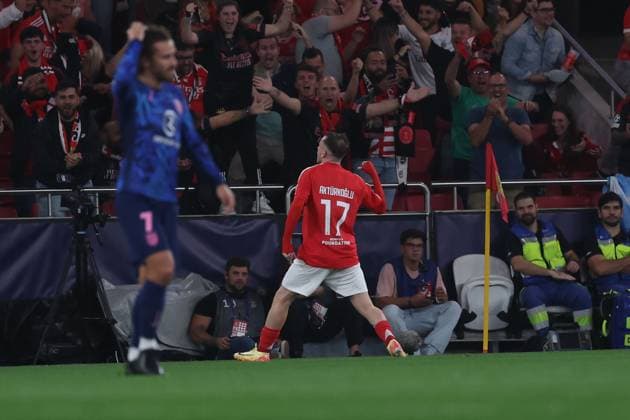 Portugal, Lisbon 2. October 2024 Uefa Champions League phase 2024 25 Matchday 2, S.L.Benfica - Atletico de Madrid v.l., Antoine Griezmann (Atlà tico Madrid) enttaeuscht, enttaeuscht schauend, dissapointed, traurig, frustiert, frust, gefrustet, Kerem Aktürkoglu (S.L.Benfica) Torjubel, Goal celebration, celebrate the goal Copyright: JoaquimxFerreira