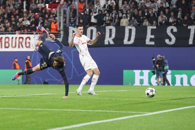 02.10.2024, xtgx, Fussball, UEFA Champions League, RB Leipzig - Junventus Turin emspor, v.l. Nicolo Savona (Juventus, 37) Torschuss, schiesst den Ball aufs Tor, Schuss (DFL DFB REGULATIONS PROHIBIT ANY USE OF PHOTOGRAPHS as IMAGE SEQUENCES and or QUASI-VIDEO) Leipzig