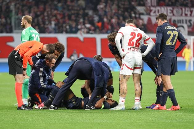 02.10.2024, xtgx, Fussball, UEFA Champions League, RB Leipzig - Junventus Turin emspor, v.l. Bremer (Juventus, 3), verletzt, Verletzung (DFL DFB REGULATIONS PROHIBIT ANY USE OF PHOTOGRAPHS as IMAGE SEQUENCES and or QUASI-VIDEO) Leipzig