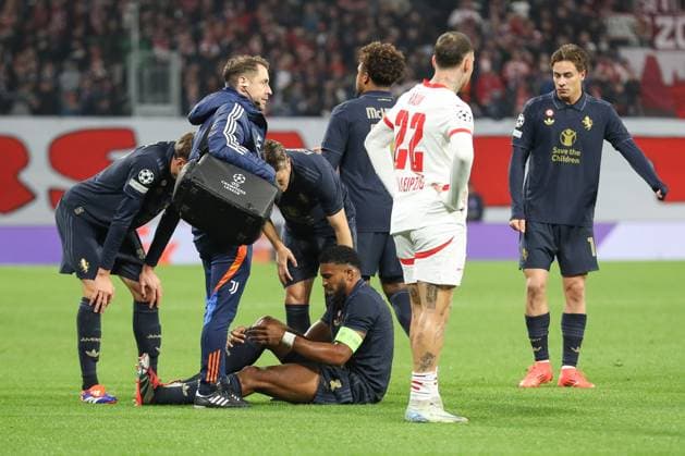 02.10.2024, xtgx, Fussball, UEFA Champions League, RB Leipzig - Junventus Turin emspor, v.l. Bremer (Juventus, 3), verletzt, Verletzung (DFL DFB REGULATIONS PROHIBIT ANY USE OF PHOTOGRAPHS as IMAGE SEQUENCES and or QUASI-VIDEO) Leipzig