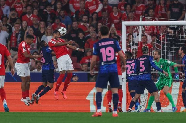 Portugal, Lisbon 2. October 2024 Uefa Champions League phase 2024 25 Matchday 2, S.L.Benfica - Atletico de Madrid v.l., Vangelis Pavlidis (S.L.Benfica) Kopfball, Kopfballduell Copyright: JoaquimxFerreira