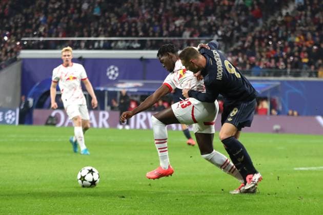 Champions League, Achtelfinale: RB Leipzig vs. Juventus Turin, 02.10.24 Castello Lukeba (23, RB Leipzig) gegen Teun Koopmeiners (8, Juventus Turin). Fussball, UEFA Champions League, Saison 2024 2025: RB Leipzig vs. Juventus Turin am 02.10.24 in der Red Bull Arena, Leipzig. Copyright: xBEAUTIFULxSPORTS JanxKaeferx