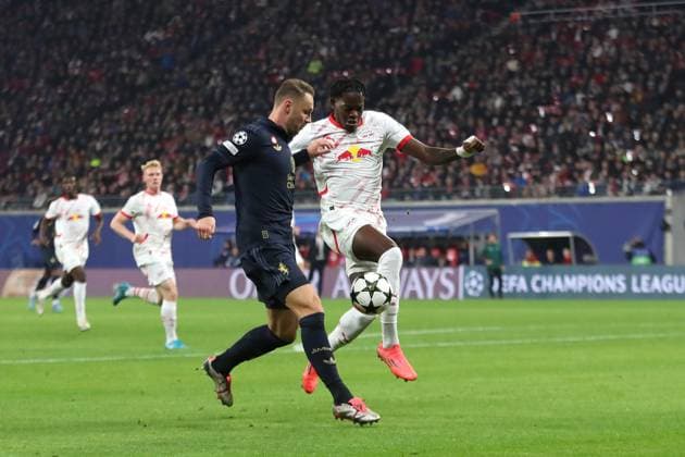 Champions League, Achtelfinale: RB Leipzig vs. Juventus Turin, 02.10.24 Castello Lukeba (23, RB Leipzig) gegen Teun Koopmeiners (8, Juventus Turin). Fussball, UEFA Champions League, Saison 2024 2025: RB Leipzig vs. Juventus Turin am 02.10.24 in der Red Bull Arena, Leipzig. Copyright: xBEAUTIFULxSPORTS JanxKaeferx